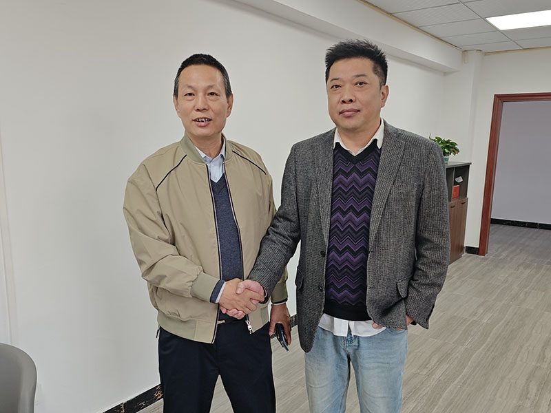 与客户合照