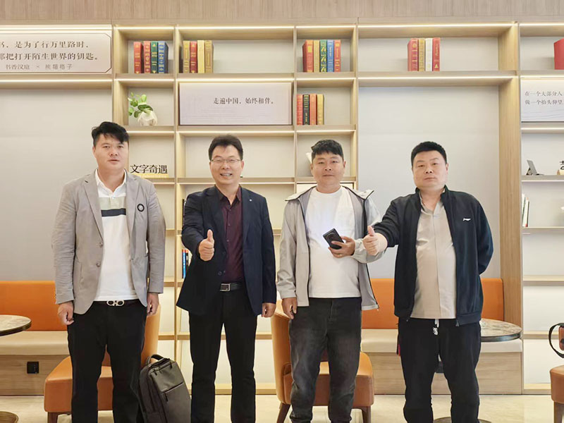 与客户合照